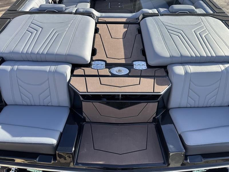 2025 Malibu 25 LSV