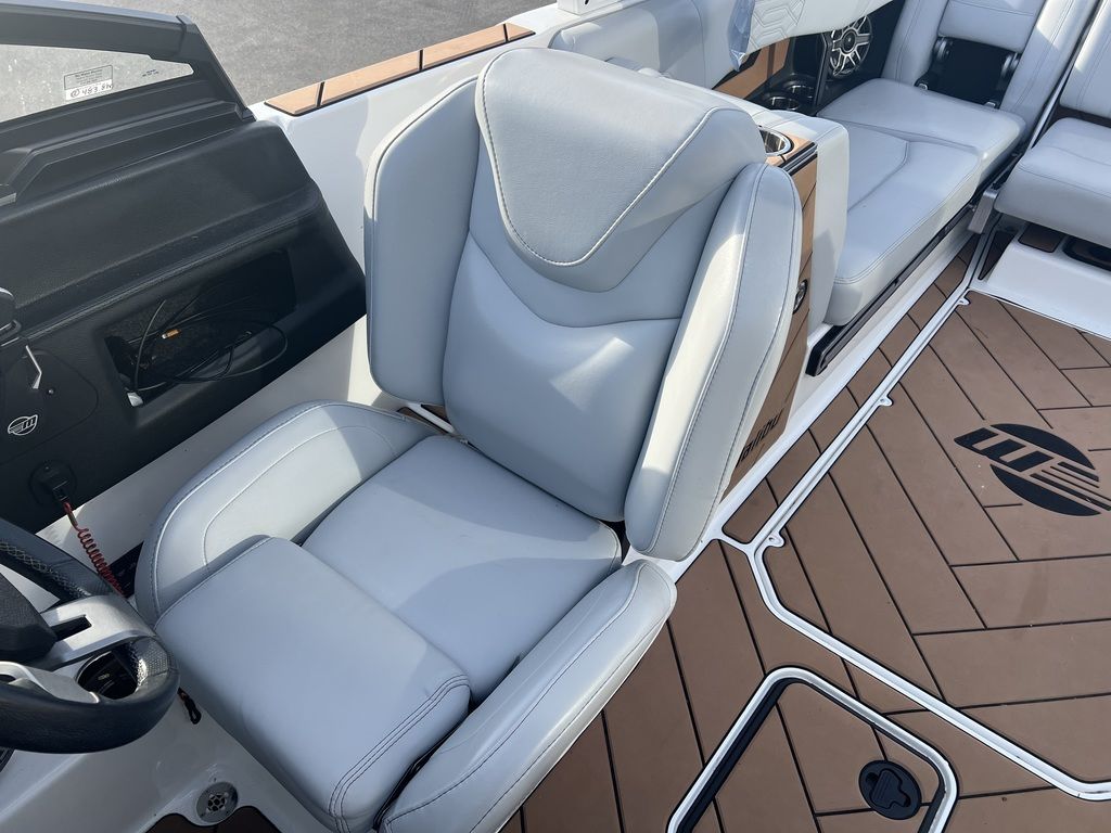 2022 Malibu Boats 25 LSV