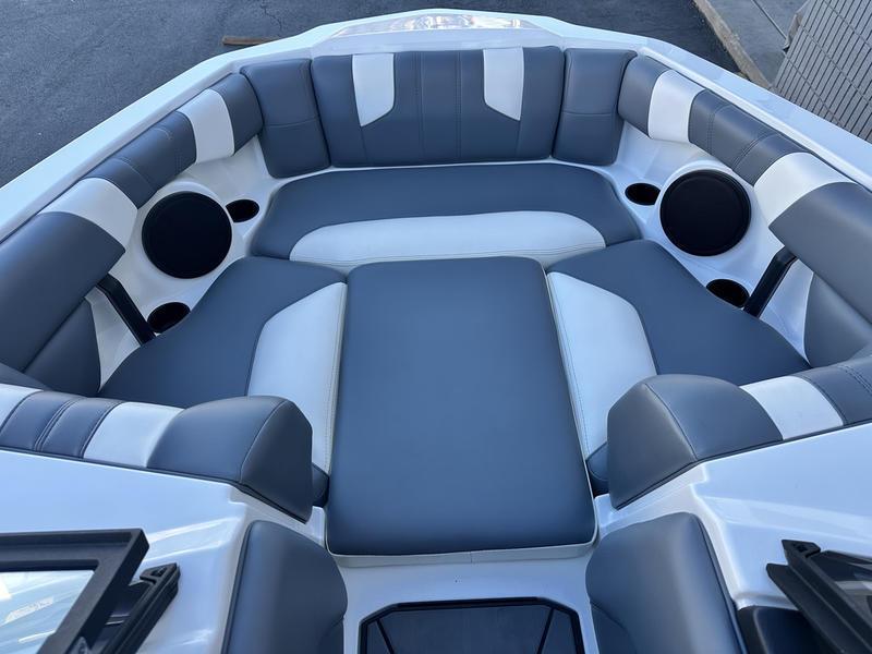 2024 Malibu 21 LX-R