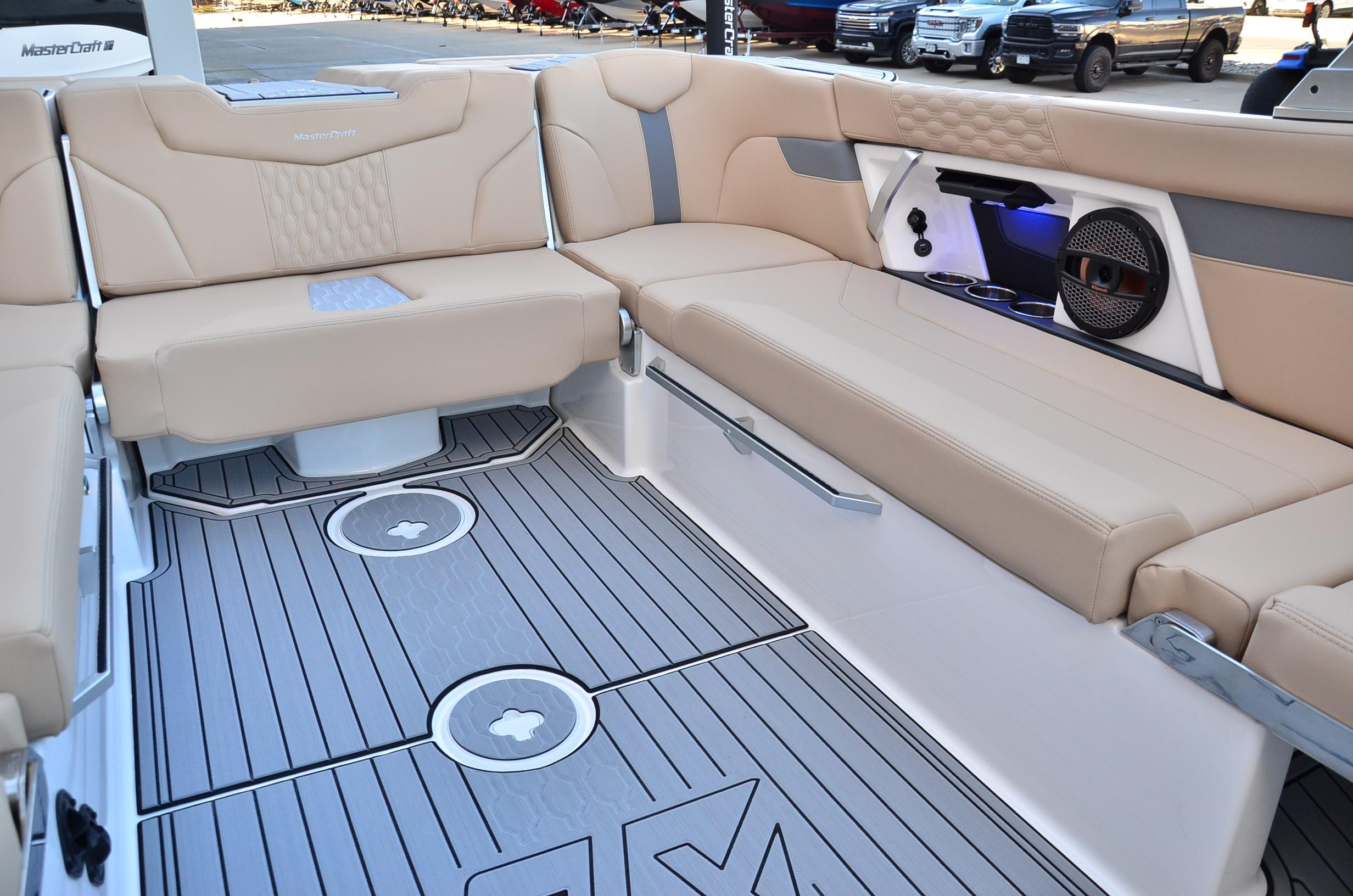 2024 MasterCraft XT25 – Loaded! Model Year End Clearance!