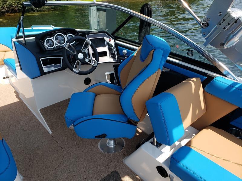 2021 MasterCraft XT22 – Lift kept, super clean