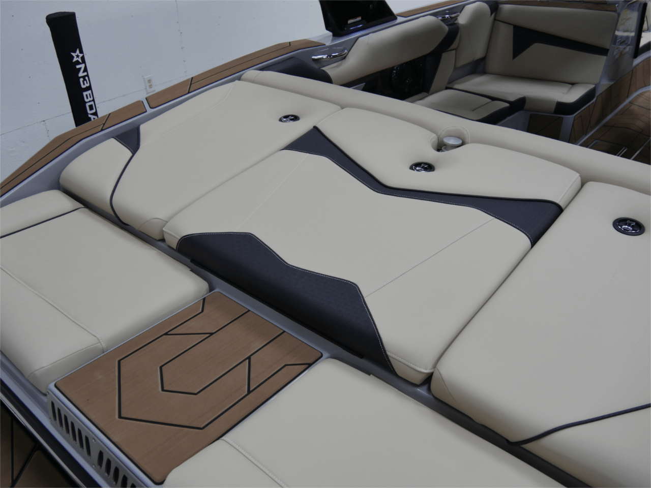 2025 Supreme S220 – Onyx Black