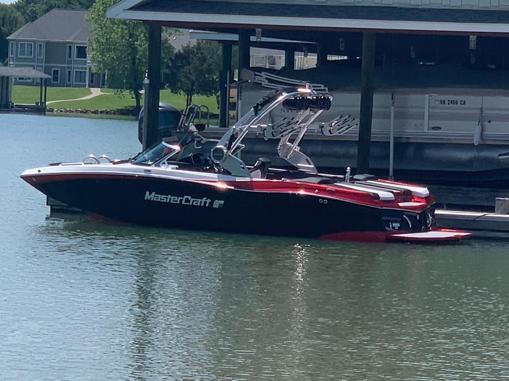 2021 MasterCraft XT22 – LOADED!