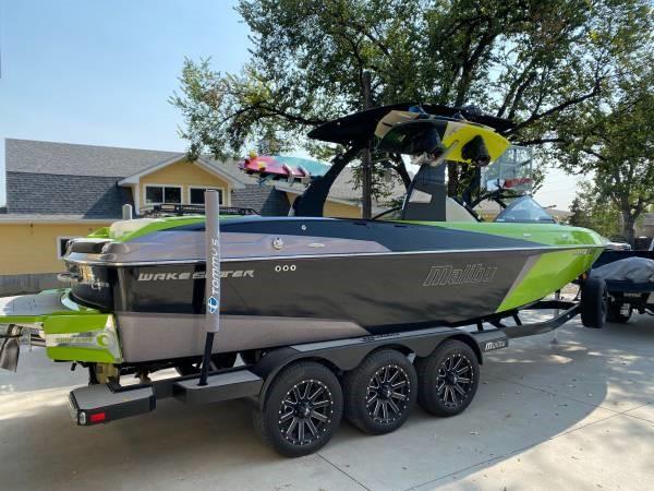 2017 Malibu 25 LSV – MINT – 100hrs – SUPERCHARGED
