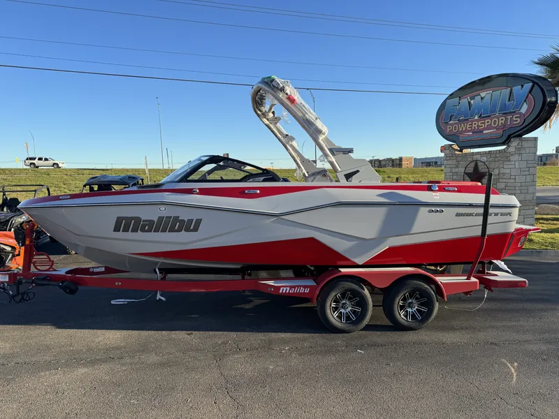 New 2024 Malibu 22 LSV