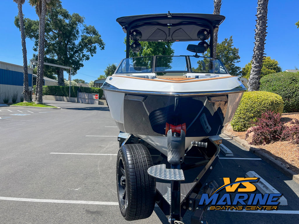 2024 Malibu Boats 25 LSV