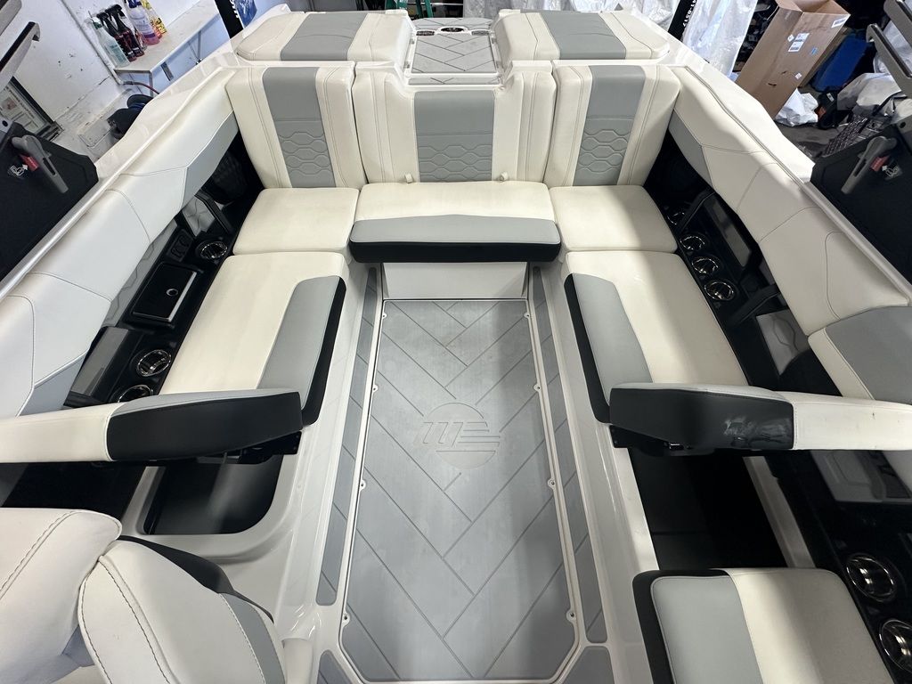 2024 Malibu Boats 23 LSV
