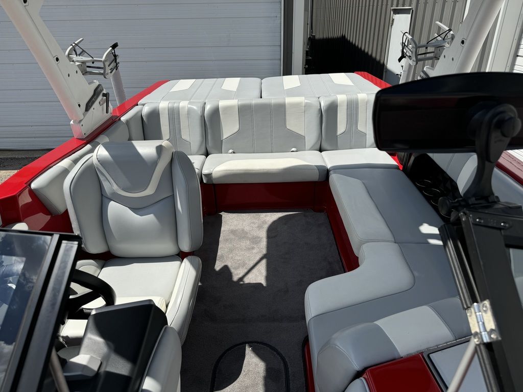 2022 Malibu Boats 21 LX