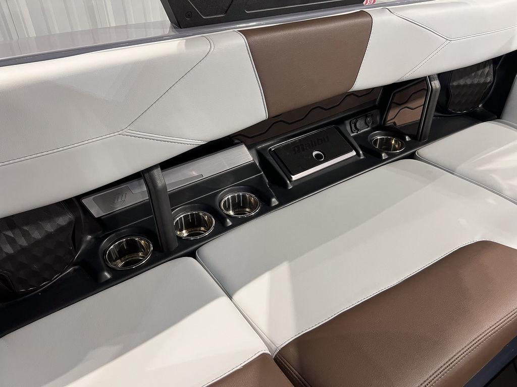 2025 Malibu 23 LSV