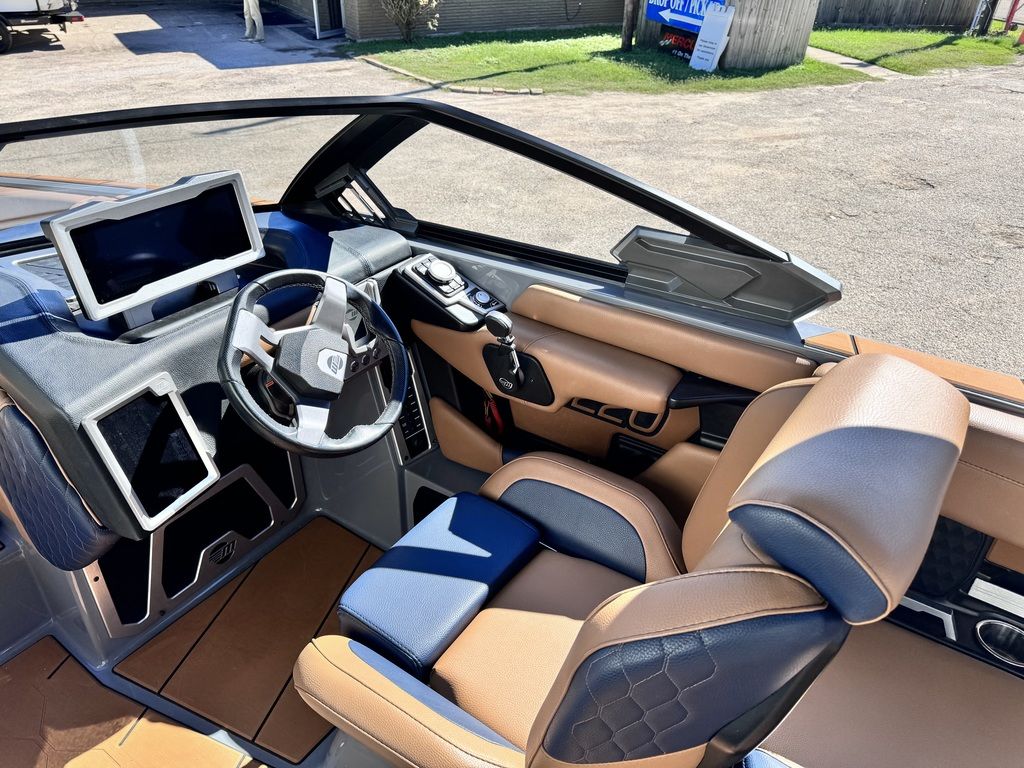 2021 Malibu Boats M220