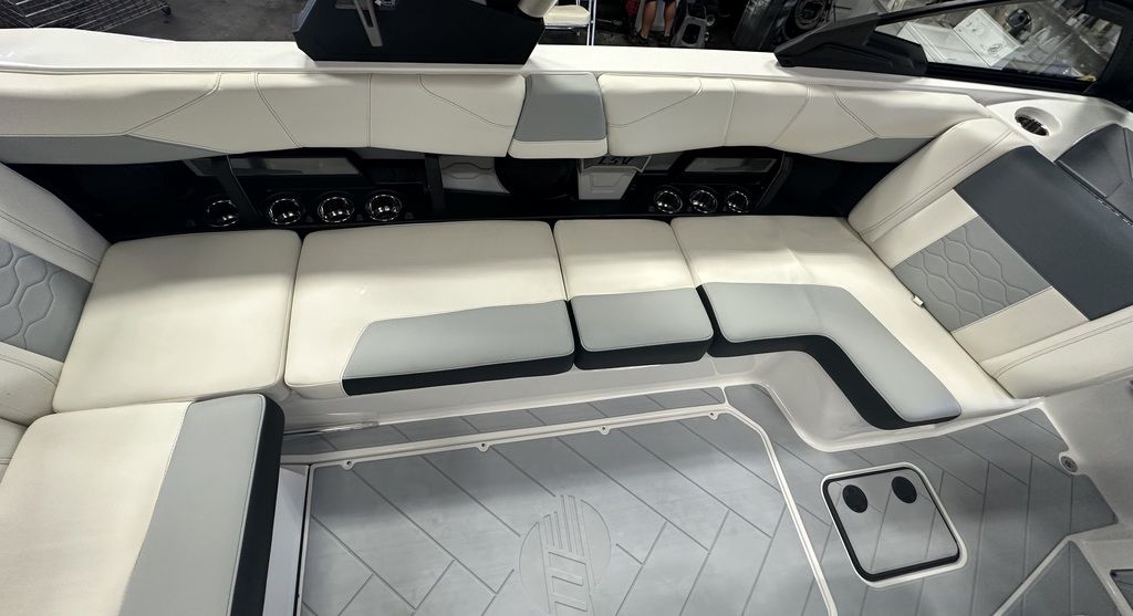 2024 Malibu Boats 23 LSV