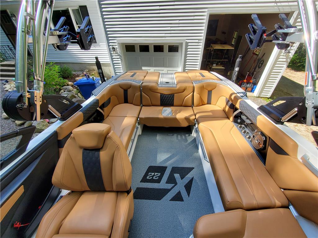 2022 MasterCraft XT22 - Like new