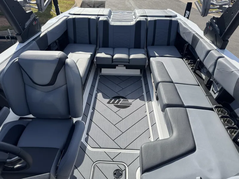 2025 Malibu 23 LSV