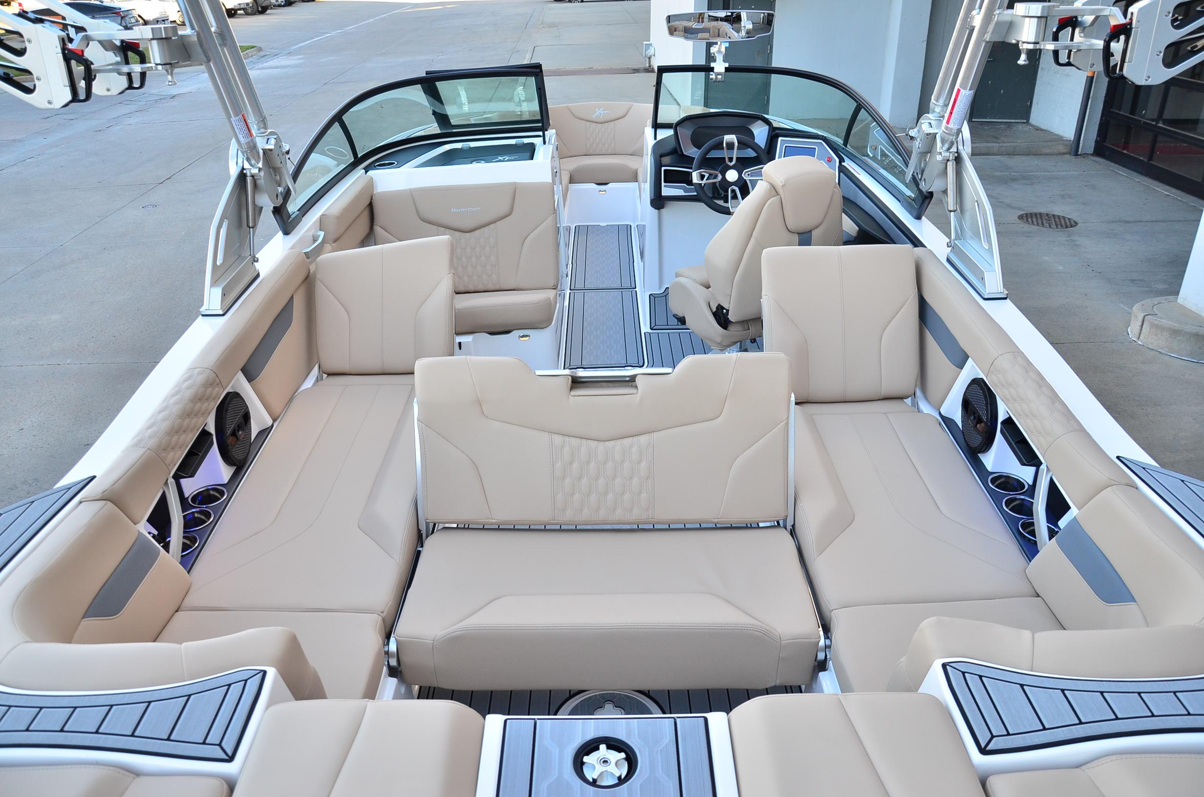 2024 MasterCraft XT25 – Loaded! Model Year End Clearance!