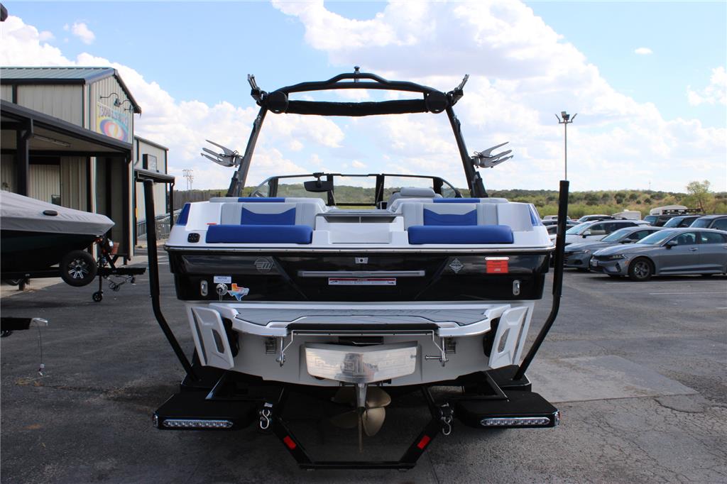 2024 Malibu 23 LSV