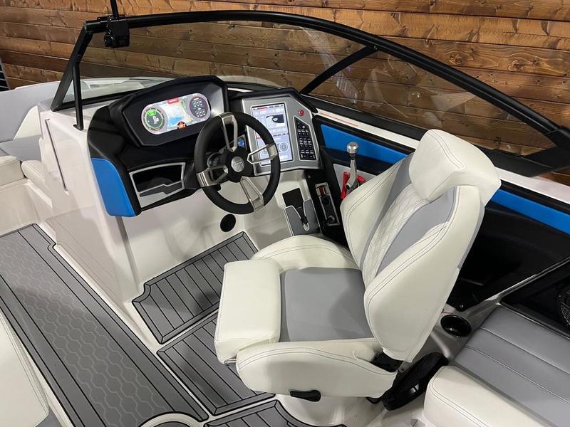 New 2024 MasterCraft XT20