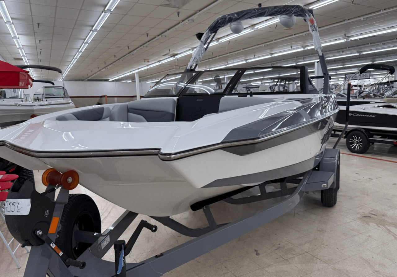 2025 AXIS A20 Wake boat with M5DI and Trailer