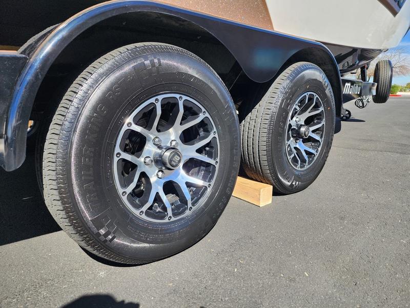 2022 Malibu 23 LSV