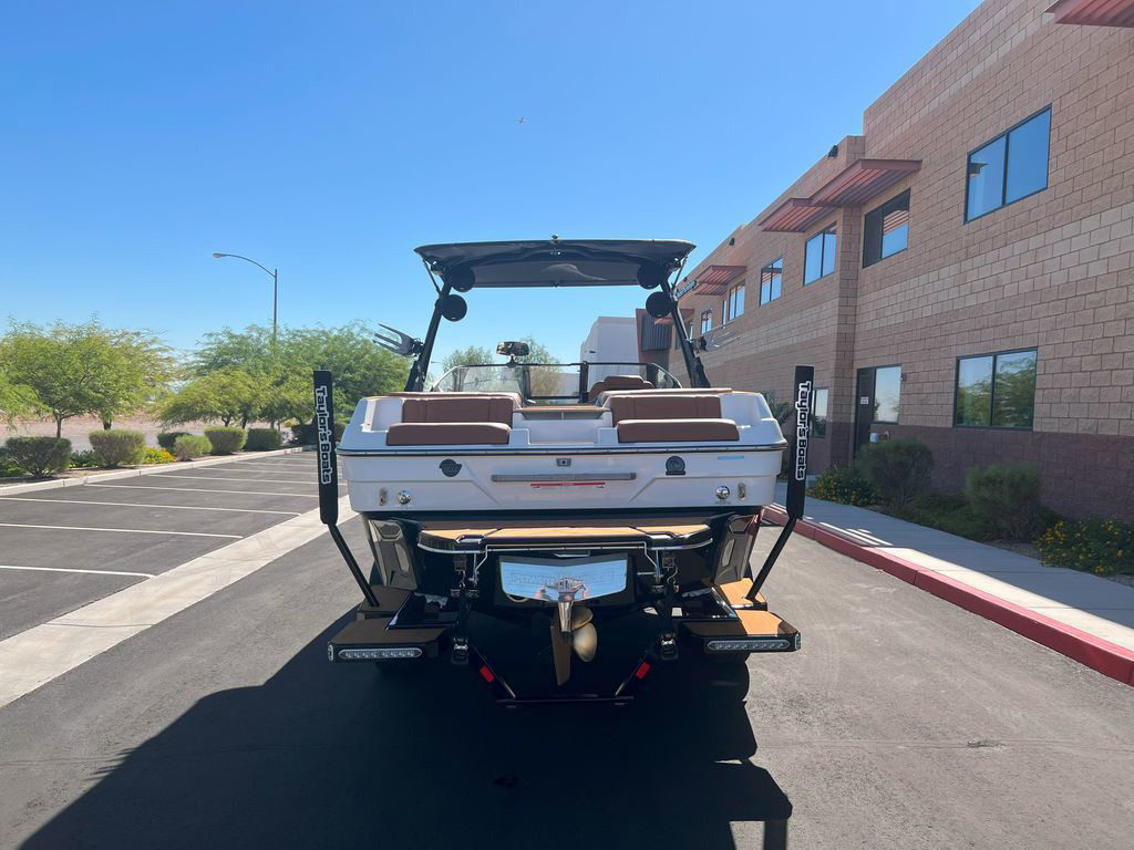 2025 Malibu 23 LSV