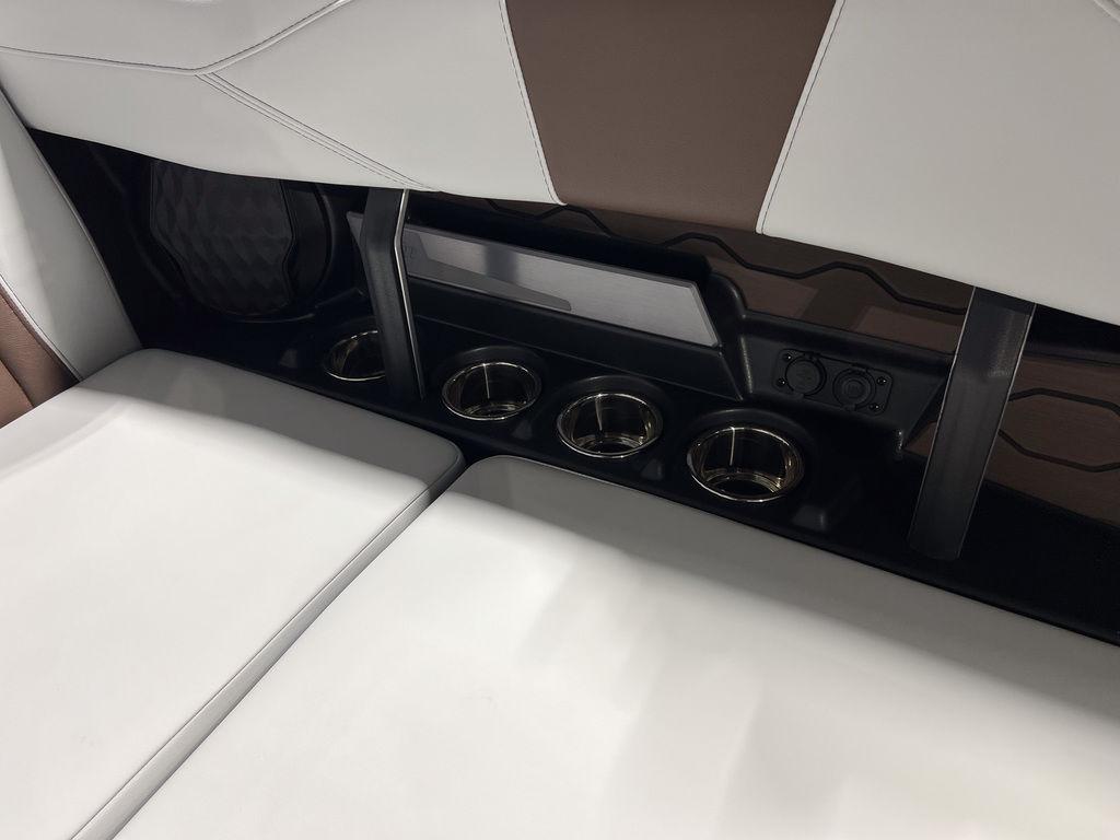 2025 Malibu 23 LSV