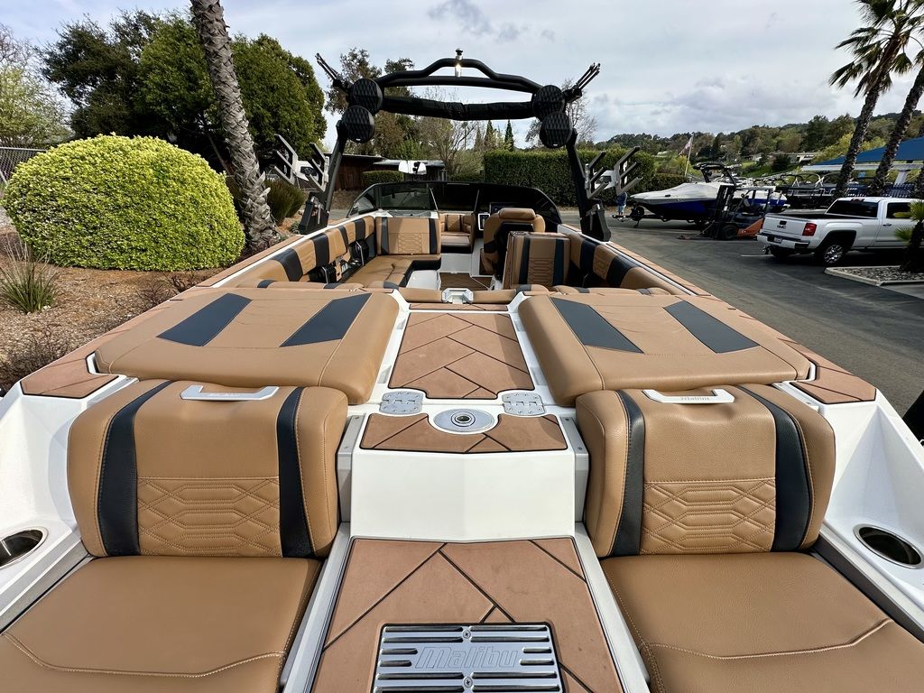 2022 Malibu Boats 25 LSV
