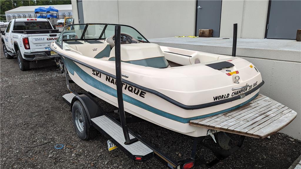 2001 Ski Nautique 196 Open Bow