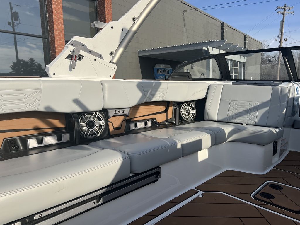 2022 Malibu Boats 25 LSV