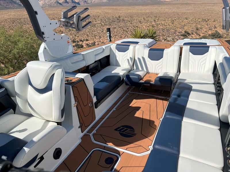 2025 Malibu 25 LSV
