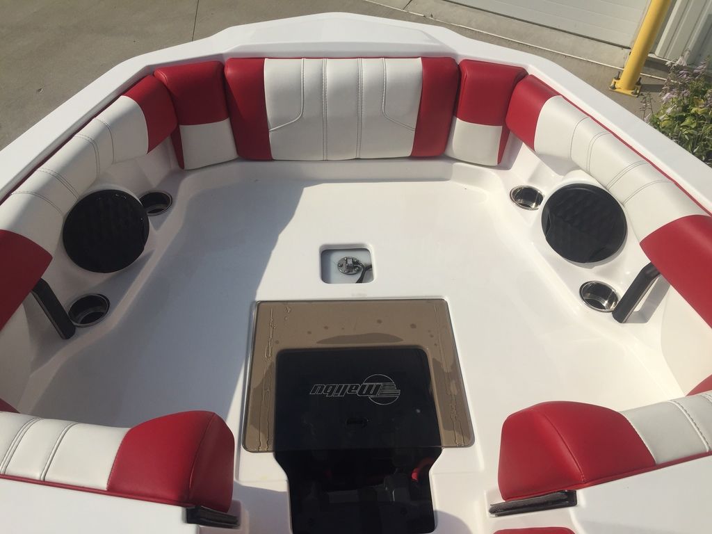 2022 Malibu Boats 21 LX