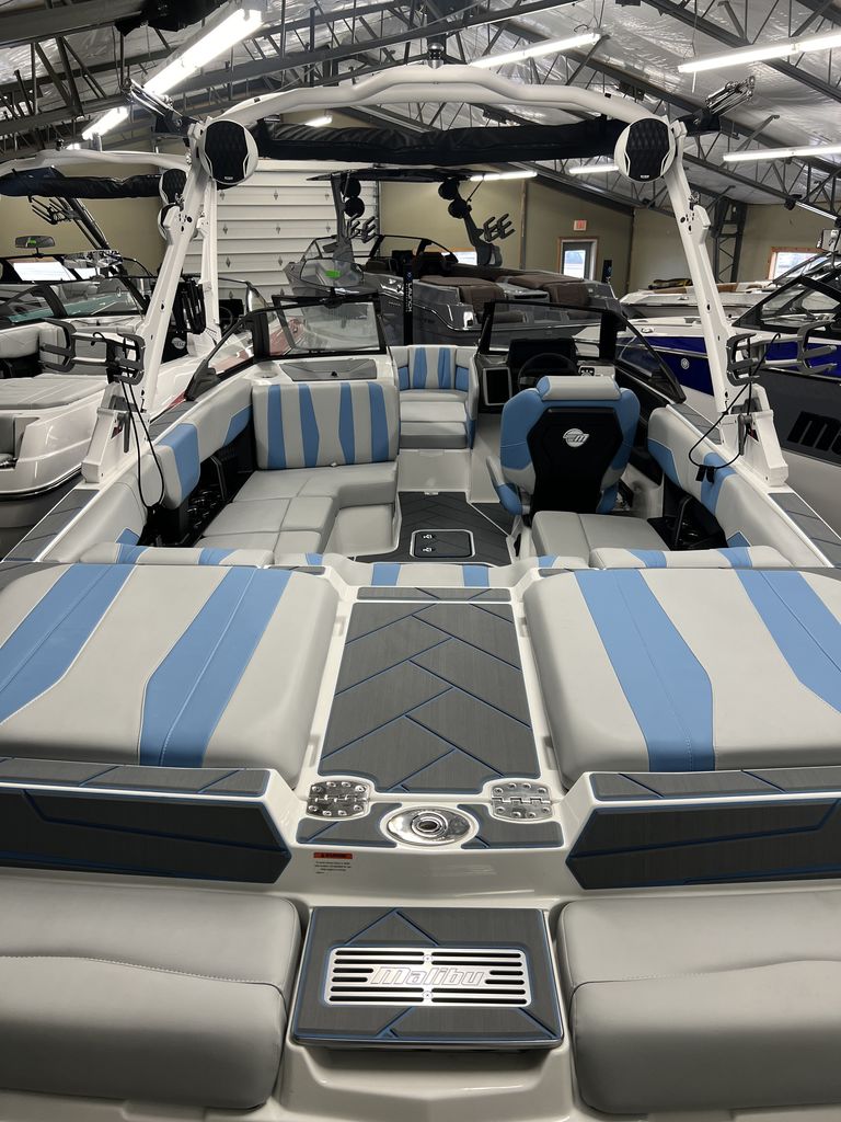 2024 malibu boats 22-LSV