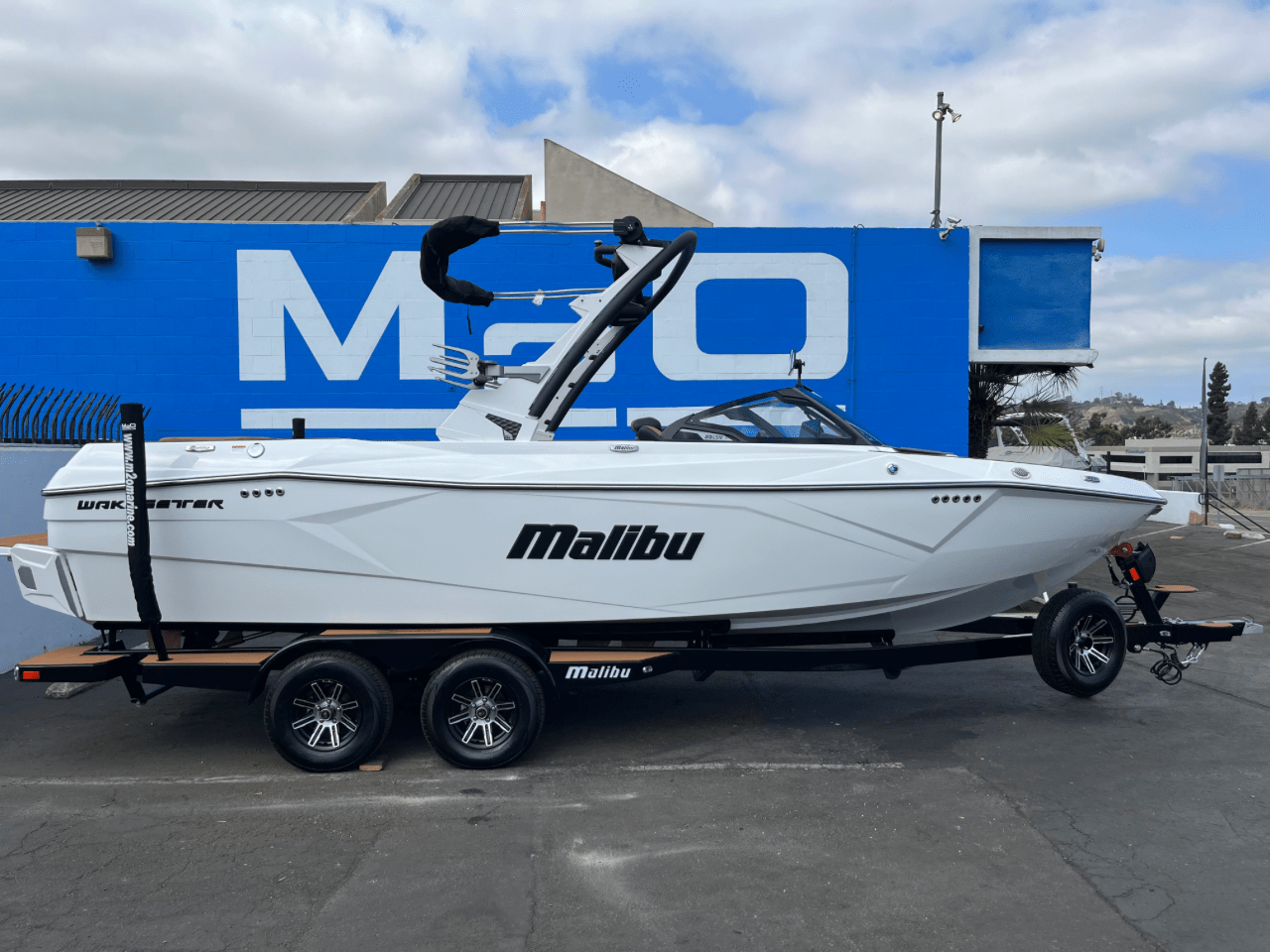2025 Malibu 23 LSV