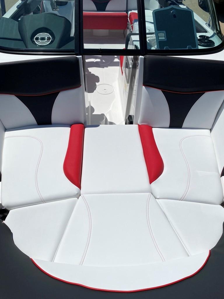 2021 MasterCraft XT22 – LOADED!
