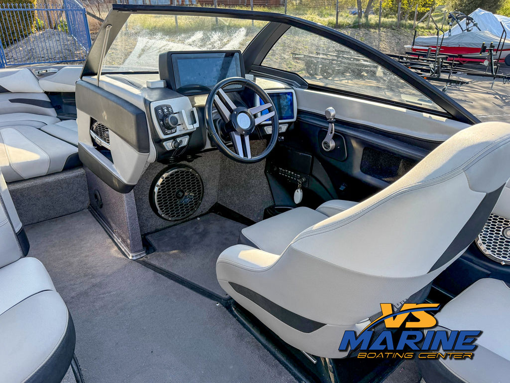 2016 Malibu Boats 23 LSV