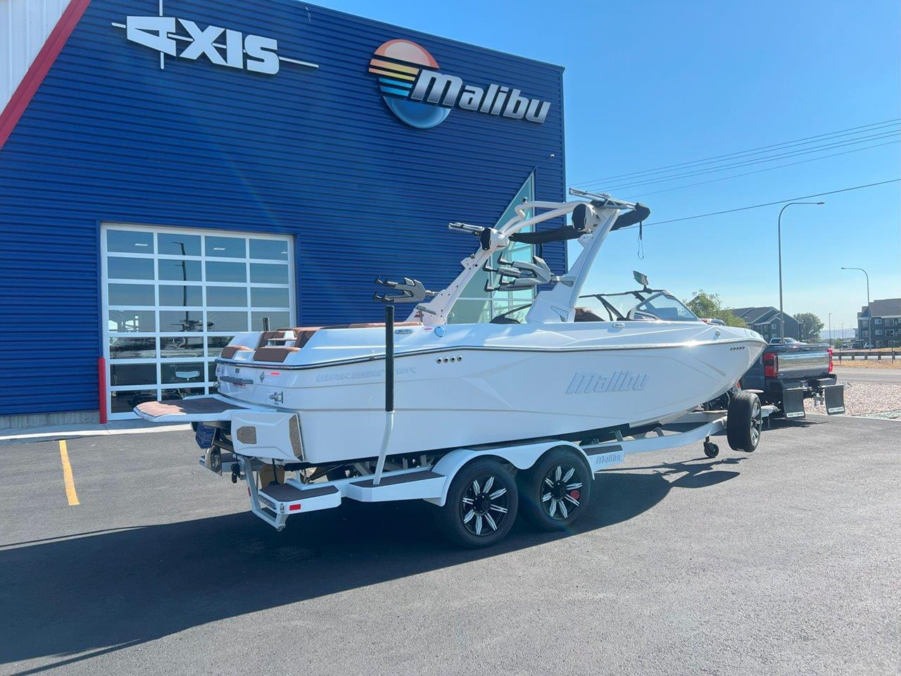 2025 Malibu 23 LSV