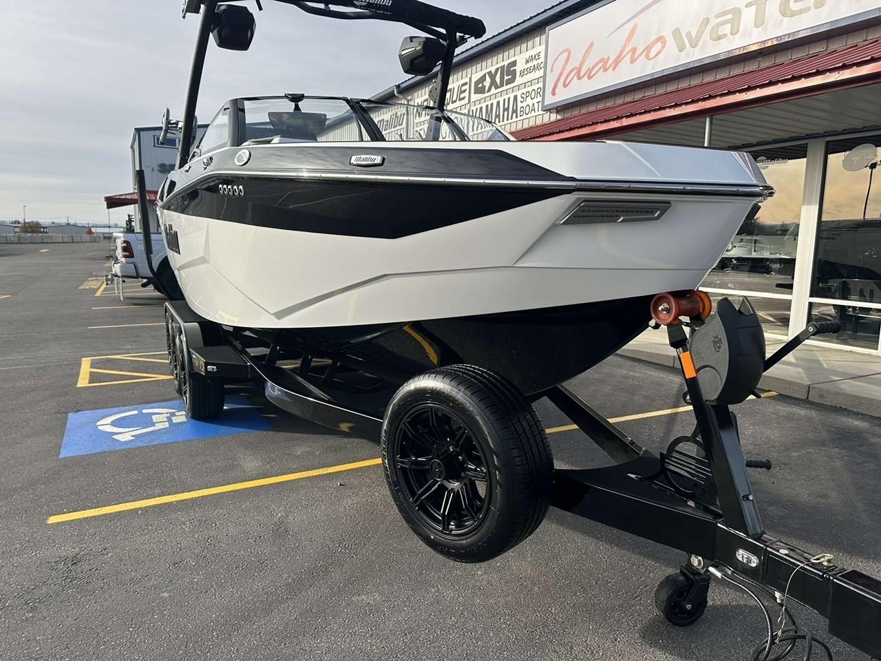 2025 Malibu 25 LSV