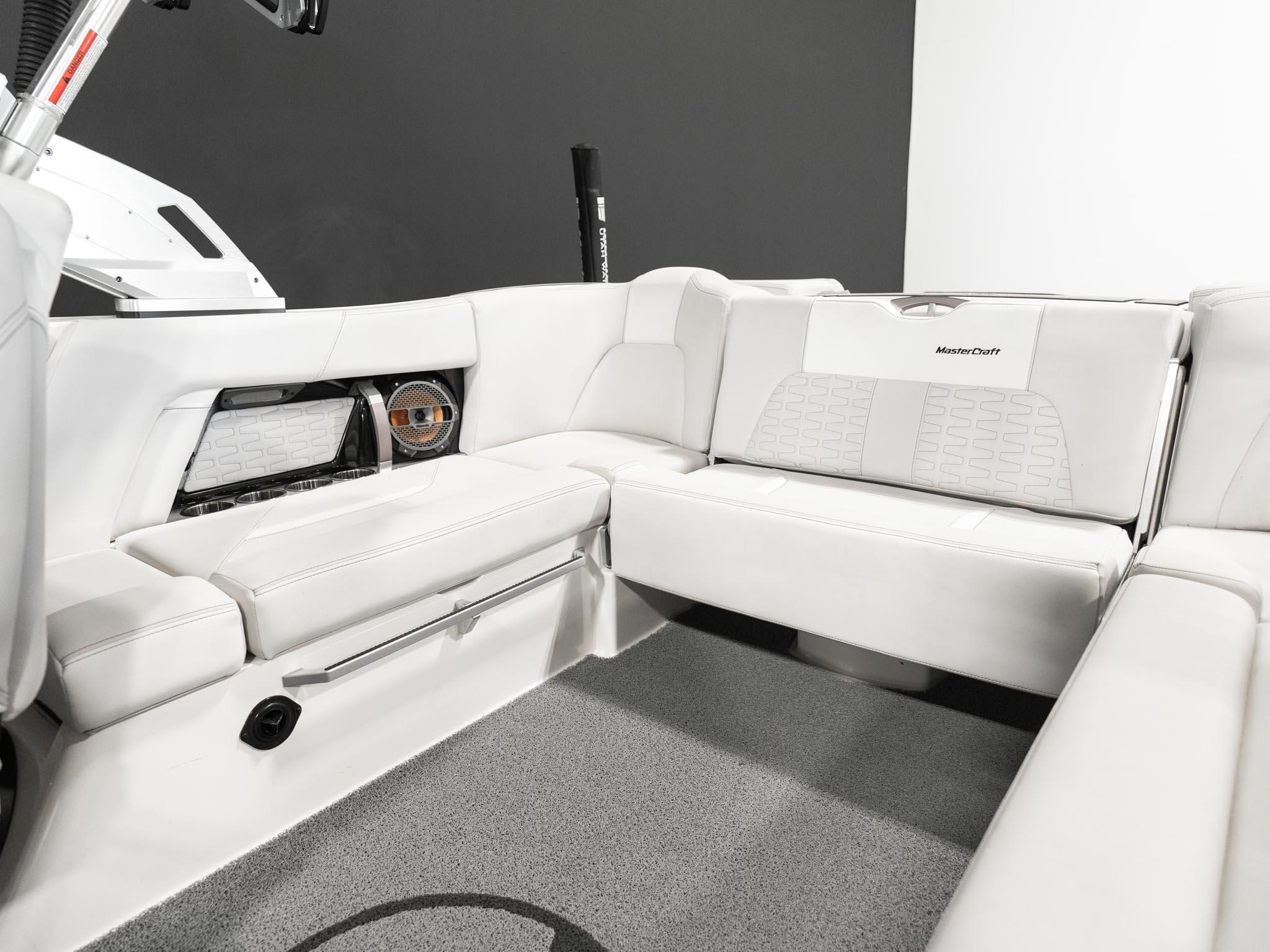 2021 Mastercraft X22 &#8211; White / Black Flake