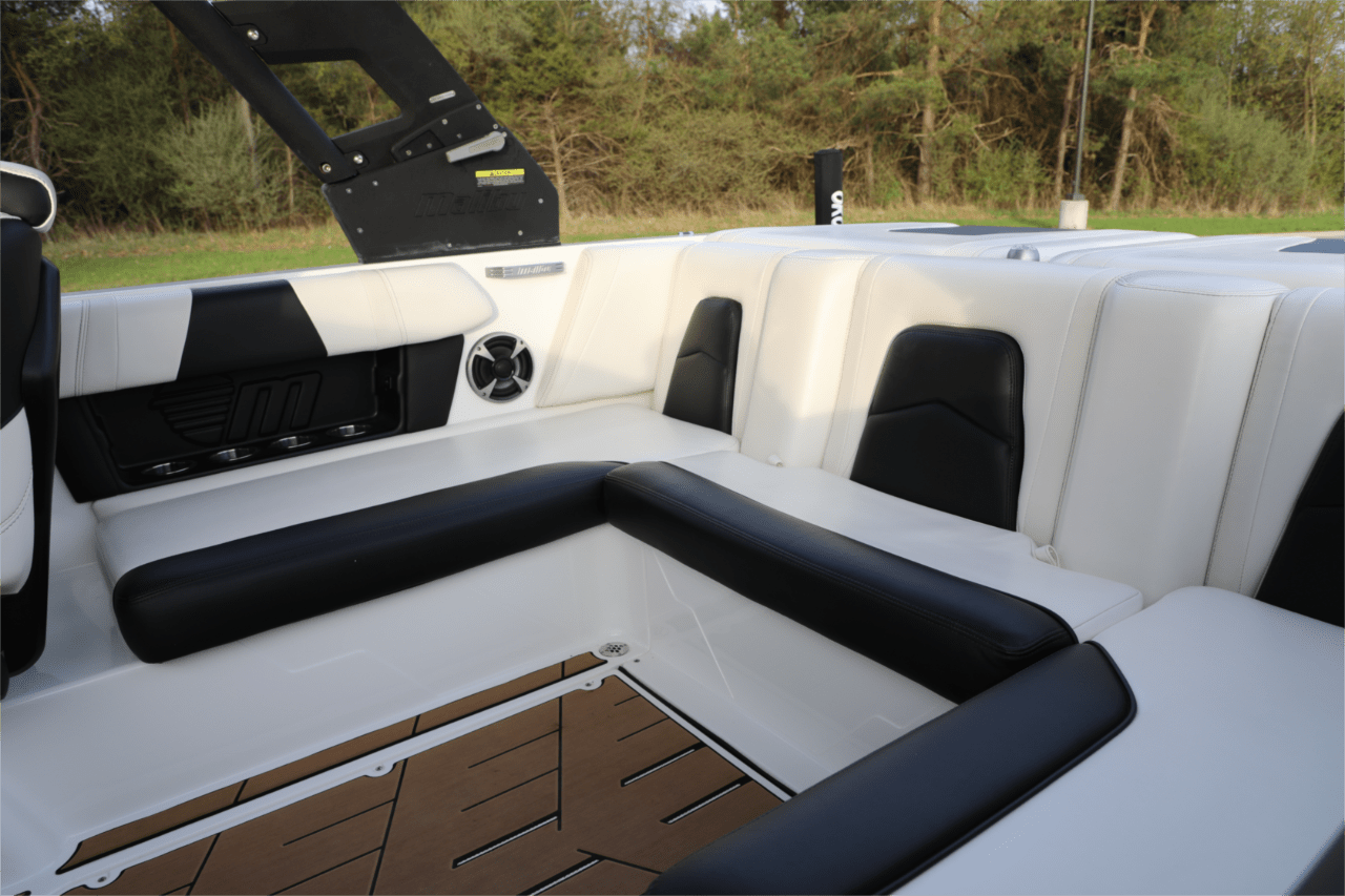 2019 Malibu 21 MLX Wakesetter – New Arrival!!!