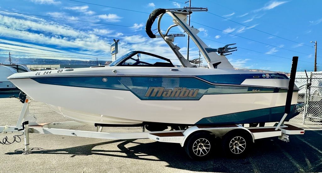 2023 Malibu Boats M220