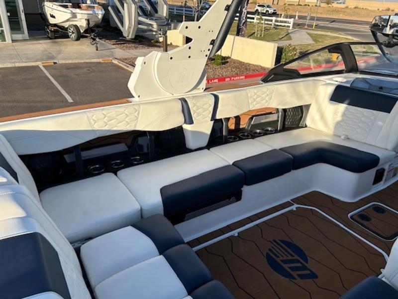 2025 Malibu 24 MXZ