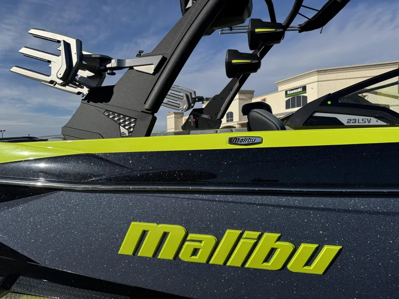2025 Malibu 23 LSV