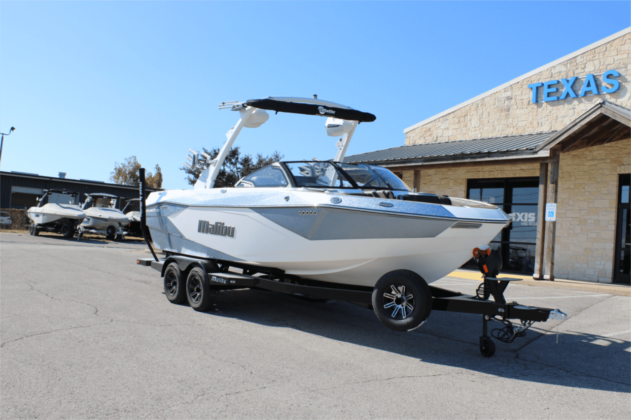 2025 Malibu 23 LSV