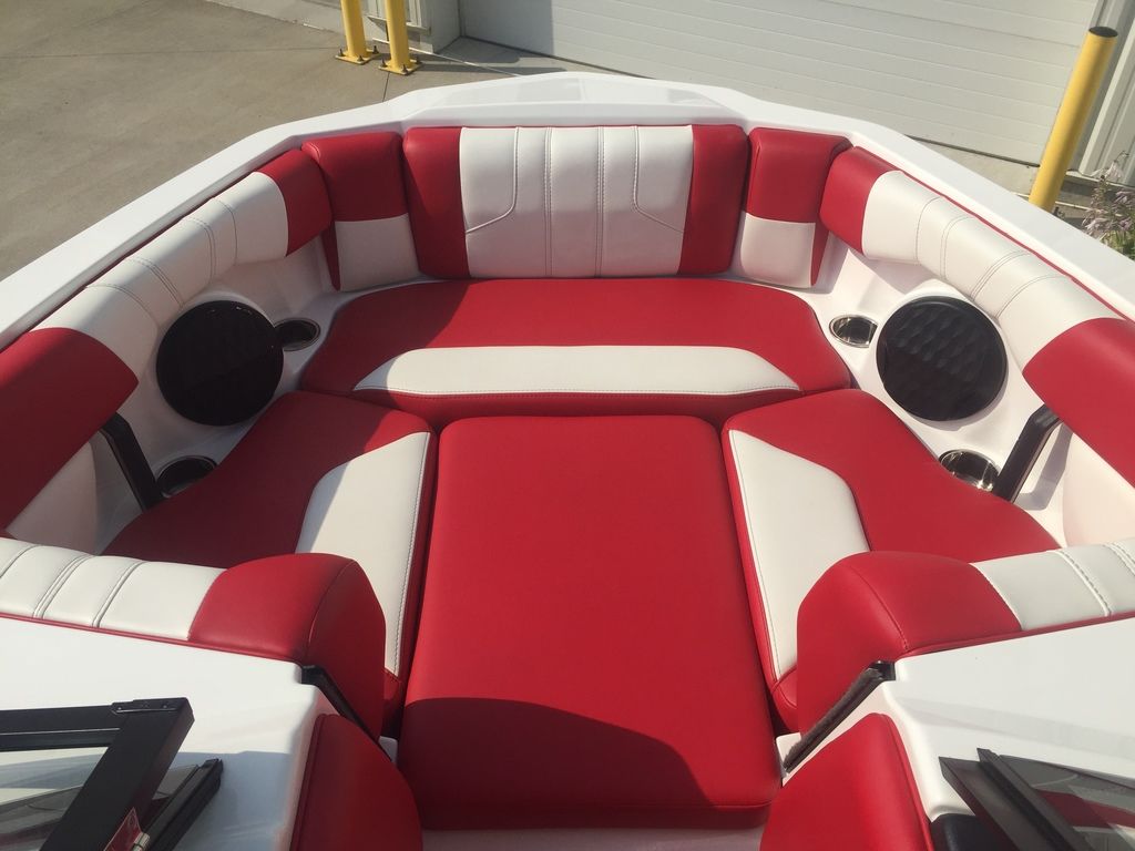 2022 Malibu Boats 21 LX
