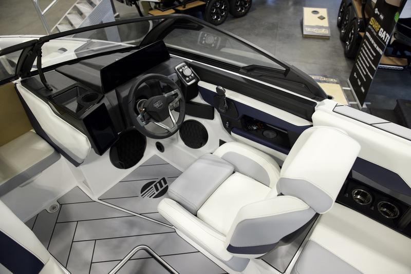 2025 Malibu 22 LSV