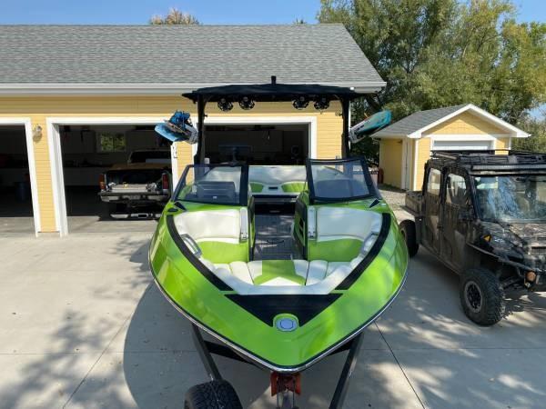 2017 Malibu 25 LSV – MINT – 100hrs – SUPERCHARGED