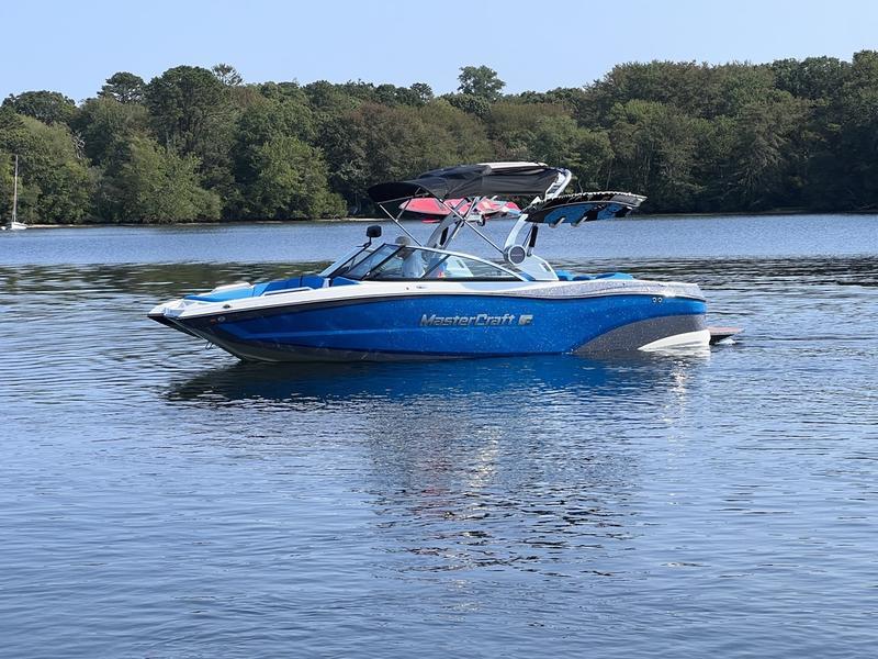 2021 MasterCraft XT22 – Lift kept, super clean