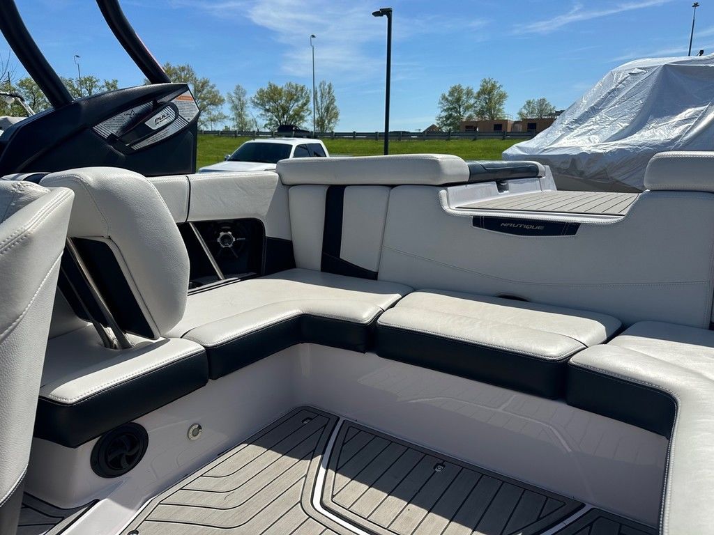 2015 Nautique 210