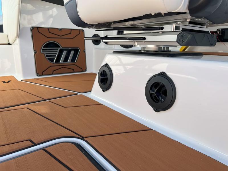 2025 Malibu 25 LSV