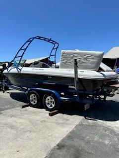 2005 Sanger V230 &#8211; Loaded Wakeboard Boat &#8211; Scorpion Engine