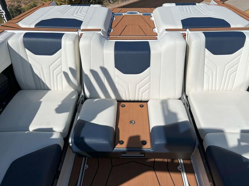 2025 Malibu 25 LSV