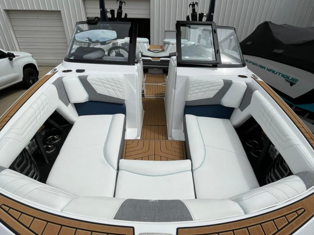 2022 Nautique G23 -55 hours,Thruster!, Original owner